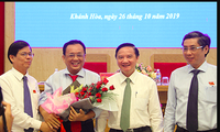 Lãnh đạo tỉnh Khánh Hòa tặng hoa chúc mừng ông Lê Hữu Hoàng.