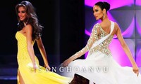 Hoàng Thuỳ &apos;gây bão&apos; bán kết Miss Universe với kỹ năng &apos;bamboo walk&apos; điêu luyện