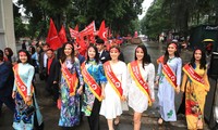 Hàng ngàn người diễu hành hưởng ứng ngày hội Chủ nhật Đỏ lần thứ XII
