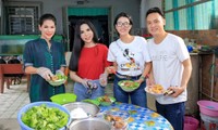 Trang Trần cùng Đại sứ Nhân ái Hương Hoàng nấu ăn cho các cụ già neo đơn