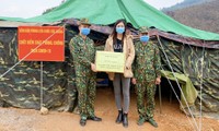 Hoa hậu Lương Thuỳ Linh tặng quà động viên các chiến sĩ chống dịch tại cửa khẩu