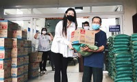 Hoa hậu Khánh Vân tặng 200 phần quà cho người dân gặp khó khăn vì dịch COVID