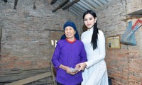 Hoa hậu Đỗ Thị Hà đến thăm những mảnh đời kém may mắn ngay sau khi về thăm quê