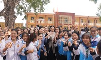 Hoa hậu Đỗ Thị Hà và hai Á hậu được fan nhí vây quanh trong chuyến từ thiện tại Thanh Hoá