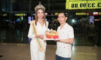 Bố của Hoa hậu Thùy Tiên mang bánh bông lan trứng muối ra sân bay đón con gái về nước 