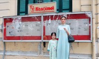 Á hậu Diễm Trang và con gái mặc áo dài dạo chơi thủ đô những ngày giáp Tết 