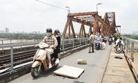 Mặt cầu Long Biên bị thủng lỗ lớn