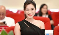 Hoa hậu Đỗ Thị Hà diện váy lệch vai quyến rũ dự họp báo Siêu cúp Quốc gia