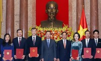 Chủ tịch nước Võ Văn Thưởng trao quyết định bổ nhiệm 18 đại sứ