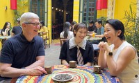 Điều thú vị khi CEO Apple tới uống cà phê ở phố cổ Hà Nội