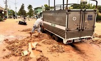 200 người san bùn đất, thông đường bị cát đỏ vùi lấp ở Bình Thuận