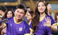 Đỗ Mỹ Linh xuống sân mừng Hà Nội FC giành giải ba V-League