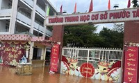 Bơi xuồng trong sân trường ở TP Biên Hòa, hàng ngàn học sinh phải nghỉ học