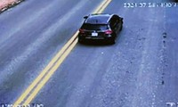 Camera ghi lại hình ảnh chiếc ô tô vượt chốt