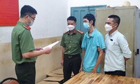 Công an tống đạt quyết định khởi tố, bắt tạm giam Nguyễn Đoàn Quang Viên (áo thun xanh)