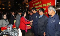 Bà Trương Thị Mai tặng quà cho người lao động trong đêm giao thừa ở Đà Lạt