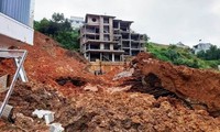 Sạt lở ở Đà Lạt: Đưa thi thể vợ chồng thợ xây ra khỏi đống đổ nát 