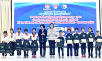 Trao 50 suất học bổng Vừ A Dính cho học sinh huyện nghèo Đam Rông 