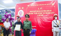 Truy tặng Huy hiệu Tuổi trẻ dũng cảm cho đại uý Lê Ánh Sáng và anh Phạm Ngọc Anh