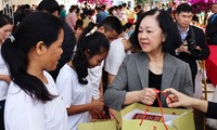 Thường trực Ban Bí thư tặng quà Tết cho người lao động ở Lâm Đồng