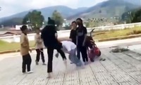 Xôn xao clip nữ sinh bị đánh, nhiều học sinh đứng nhìn và quay phim 
