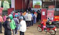 Người dân khai báo ở chốt kiểm soát dịch COVID-19 ở xã Hòa Phú, TP Buôn Ma Thuột