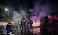 Lực lượng Phòng cháy chữa cháy có mặt kịp thời khống chế đám cháy trên xe khách