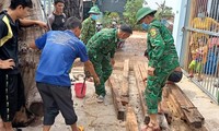 Hàng chục nhà dân và 2 trường học ở Đắk Lắk bị giông lốc quật tốc mái