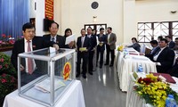 Các đại biểu HĐND tỉnh Lâm Đồng tham gia bỏ phiếu tín nhiệm