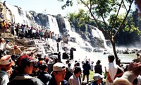 Lễ hội cầu duyên ở thác Pongour thường thu hút rất đông du khách