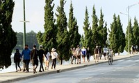 Nhiều người đi bộ thể dục quanh hồ Xuân Hương