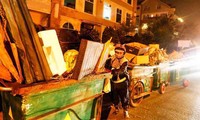 Dọn rác xuyên đêm ở Đà Lạt.