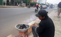 Người dân TP Buôn Ma Thuột đốt than sưỡi ấm bên đường