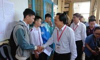 Bộ trưởng Phùng Xuân Nhạ thăm điểm thi tại trường THPT Cư Mgar