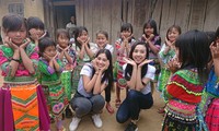 Hoa hậu Tiểu Vy chụp ảnh với thầy cô giáo tại xã Ea Dah