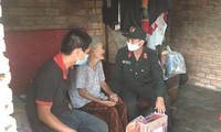 Phòng cảnh sát cơ động tặng quà cho người dân có hoàn cảnh khó khăn ở xã Hòa Phú, TP Buôn Ma Thuột