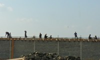 Công nhân đang xây dựng bên trong dự án của Cty Nam Sơn (ảnh chụp chiều ngày 18/4)