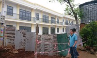 Dãy nhà này xây dựng khi chưa được UBND tỉnh Đắk Lắk giao đất. Chủ đầu tư cho vây kín tôn tứ diện dự án