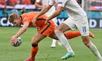 Bị đuổi khỏi sân, ngôi sao Hà Lan đổ tại cầu thủ CH Séc
