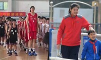 Nữ VĐV bóng rổ nhí 14 tuổi cao 2m26, &apos;độc cô cầu bại&apos; giải U15