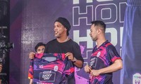 Ronaldinho sang Indonesia chơi bóng, HLV tuyên bố &apos;thích đá đâu thì đá&apos; 