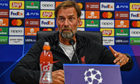 HLV Liverpool nổi điên với phóng viên vì câu hỏi vô duyên trước trận gặp Napoli 