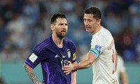 Messi từ chối bắt tay Lewandowski sau khi bị phạm lỗi 