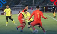 Malaysia thắng hú vía chủ nhà Myanmar, trọng tài bù giờ như World Cup 