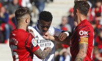 Siêu sao Vinicius bị &apos;bắt nạt&apos; trong lẫn ngoài sân cỏ, HLV Real Madrid phản ứng dữ dội 