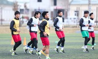 U20 Việt Nam tập trên sân siêu xấu trước trận gặp Iran, phải mang giày vải tránh chấn thương 