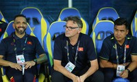 HLV Troussier căng thẳng, ít nở nụ cười trong trận đấu đầu tiên tại SEA Games 32