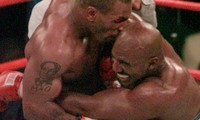 Tròn 1/4 thế kỷ và sự thật đằng sau cú cắn tai kinh điển của Mike Tyson với Holyfield