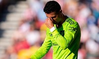Đang lúc rối ren, Ronaldo lại bị cảnh sát cảnh cáo