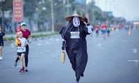 Bác sĩ nổi tiếng đeo mặt nạ giấu mặt khi chạy: Dành sự trang nghiêm, tự hào ở Tiền Phong Marathon